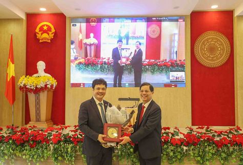 Ông Nguyễn Tấn Tuân tặng quà lưu niệm cho đại diện Công ty Cổ phần FPT.
